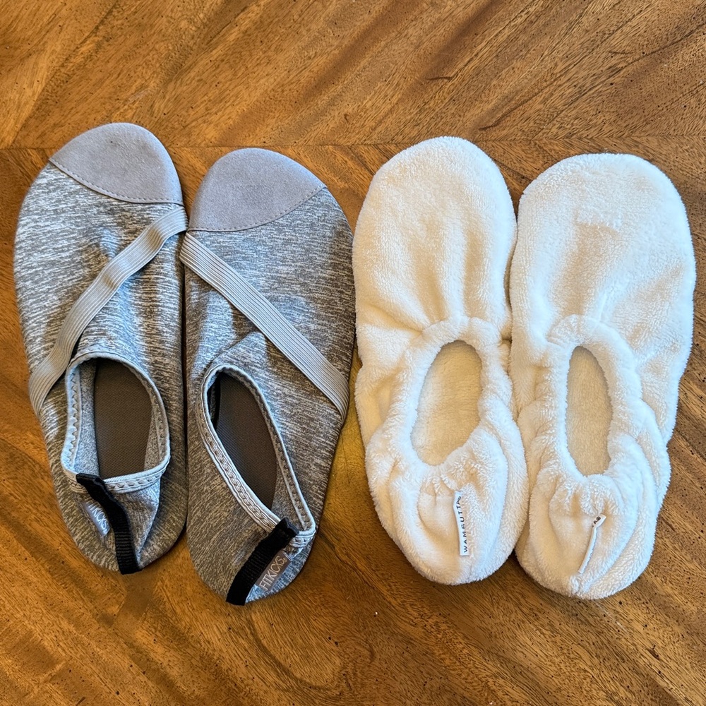 FitKicks Gray + Wamsutta White Women’s Slippers size 9-10